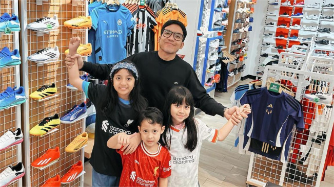 Desta dan anak-anaknya. (Instagram @desta80s)